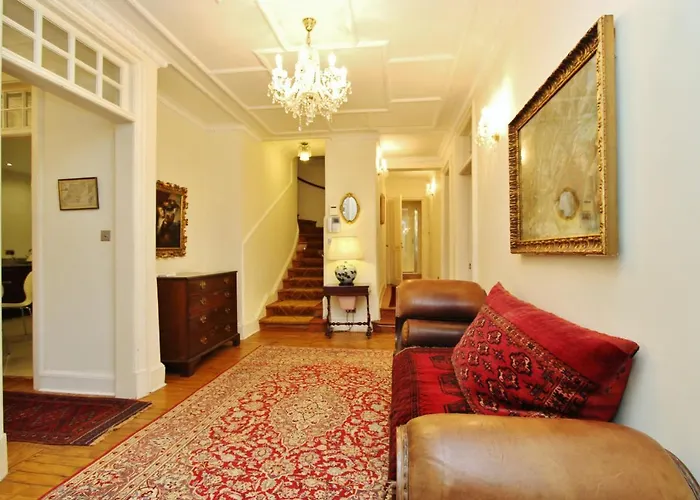 Elegant 3-bedroom Ramsay Garden In Centre Apartment *