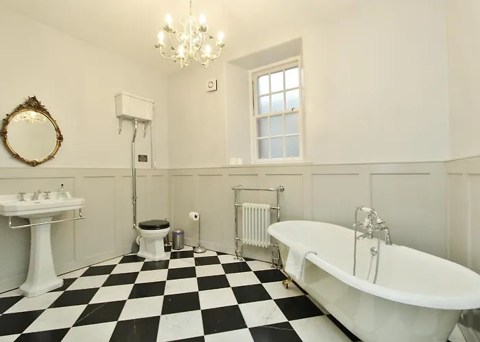 Elegant 3-bedroom Ramsay Garden In Centre Apartment