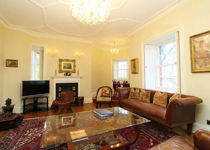 Elegant 3-bedroom Ramsay Garden In Centre Edinburgh