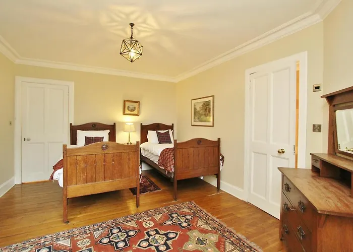 Elegant 3-bedroom Ramsay Garden In Centre Apartment *