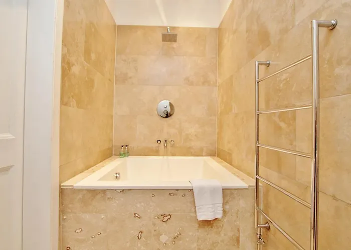 Elegant 3-bedroom Ramsay Garden In Centre Edinburgh