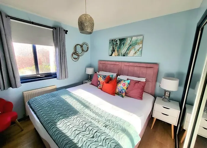 Harrismith Place By Sensational Short Lets & Serviced With Free Parking & Wi-fi *