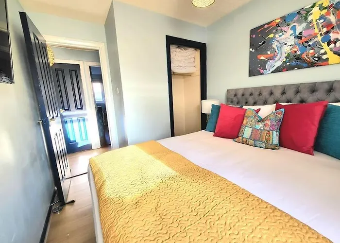 Harrismith Place By Sensational Short Lets & Serviced With Free Parking & Wi-fi