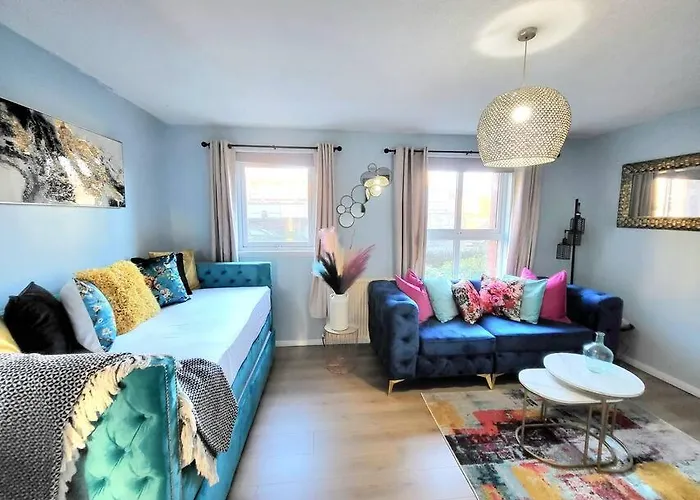 Harrismith Place By Sensational Short Lets & Serviced With Free Parking & Wi-fi *