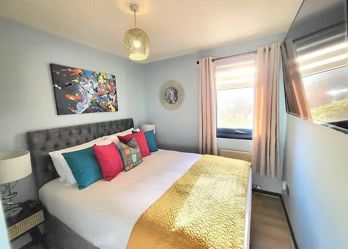 Harrismith Place By Sensational Short Lets & Serviced With Free Parking & Wi-fi Apartment *