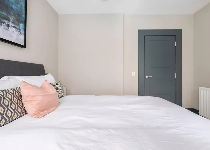 Immaculate 3 Bed With Private Entrance In Inverleith *