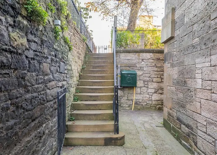 Immaculate 3 Bed With Private Entrance In Inverleith Edinburgh