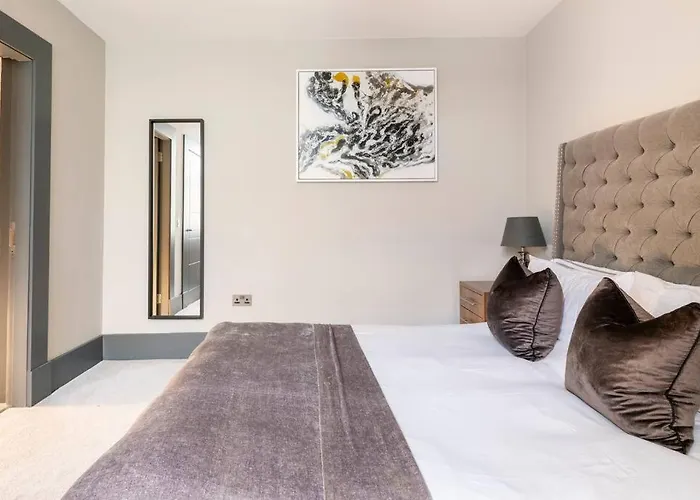 Immaculate 3 Bed With Private Entrance In Inverleith *