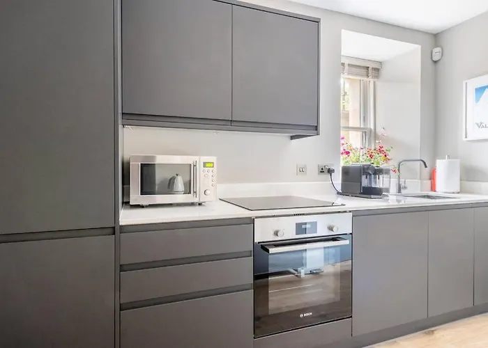 Immaculate 3 Bed With Private Entrance In Inverleith