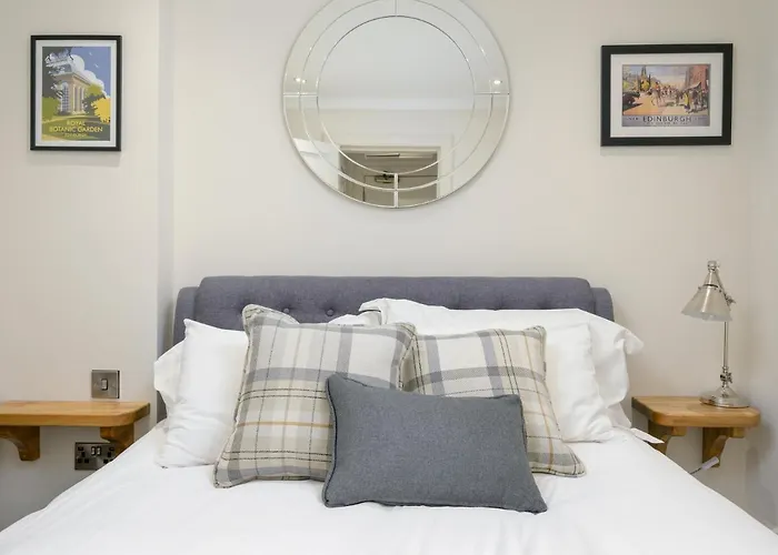 Historic Ramsay Garden Apt With Balcony Views - Pass The Keys *