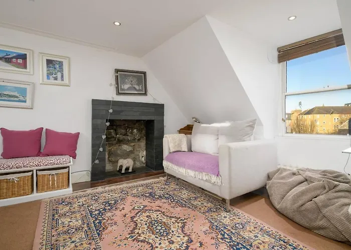 Cosy - Pass The Keys Edinburgh