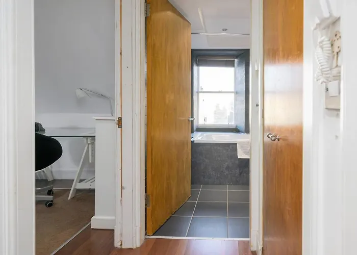 Cosy - Pass The Keys * Edinburgh