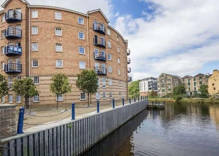 My Waterfront Apartment, Views Over Water Of Leith
