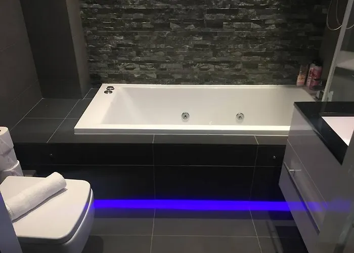 My Waterfront Apartment, Views Over Water Of Leith شقة