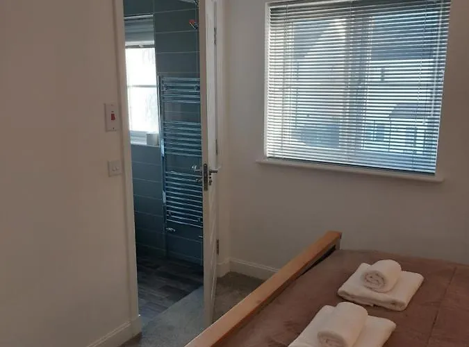 Beautiful 4-bedroom House With Private Garden & Parking Holiday home *