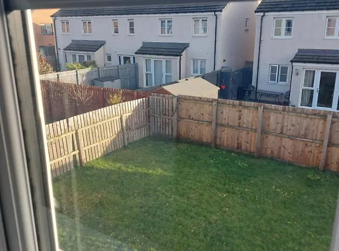 Holiday home Beautiful 4-bedroom House With Private Garden & Parking *