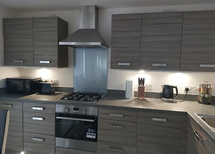 Beautiful 4-bedroom House With Private Garden & Parking Holiday home *
