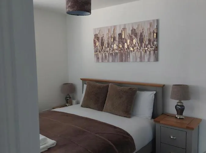 Beautiful 4-bedroom House With Private Garden & Parking Holiday home Edinburgh