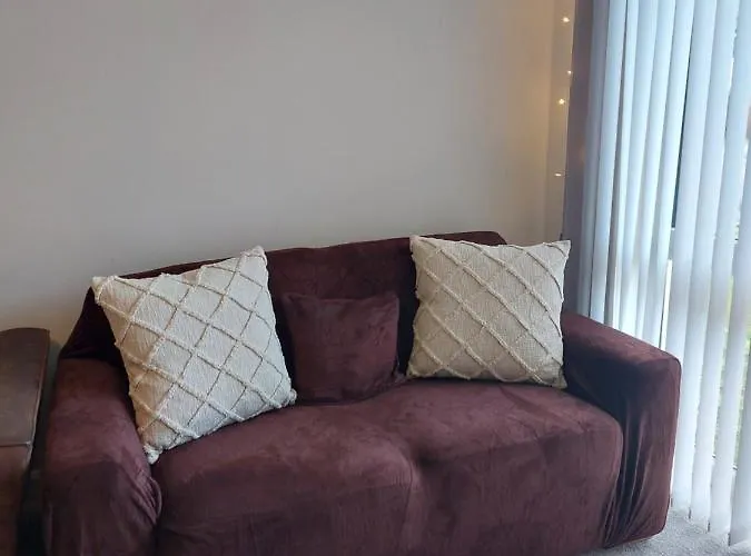Holiday home Beautiful 4-bedroom House With Private Garden & Parking *