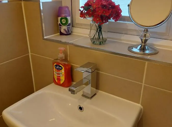 Beautiful 4-bedroom House With Private Garden & Parking Holiday home *