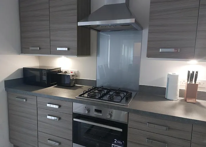 Beautiful 4-bedroom House With Private Garden & Parking Edinburgh