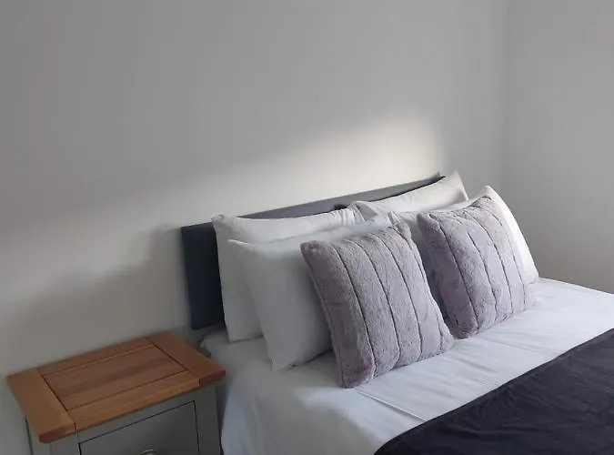 Beautiful 4-bedroom House With Private Garden & Parking *