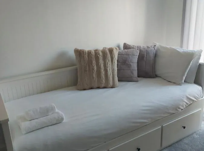 Holiday home Beautiful 4-bedroom House With Private Garden & Parking
