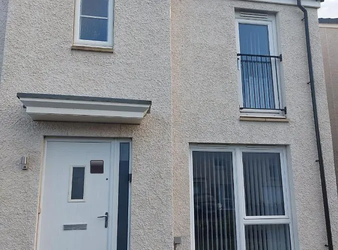Beautiful 4-bedroom House With Private Garden & Parking