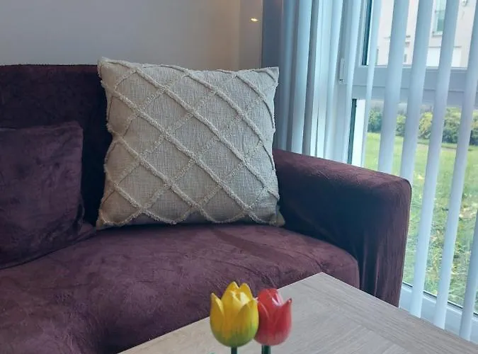 Beautiful 4-bedroom House With Private Garden & Parking Edinburgh