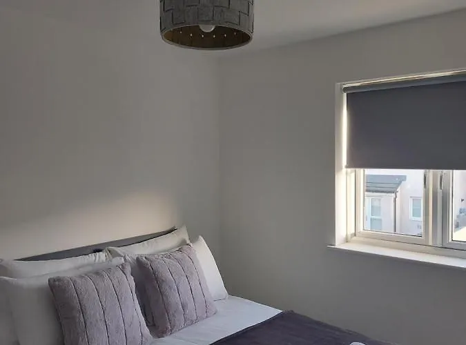 Beautiful 4-bedroom House With Private Garden & Parking Holiday home