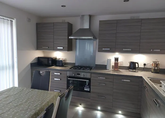 Holiday home Beautiful 4-bedroom House With Private Garden & Parking