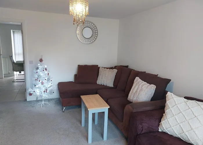 Beautiful 4-bedroom House With Private Garden & Parking Holiday home *