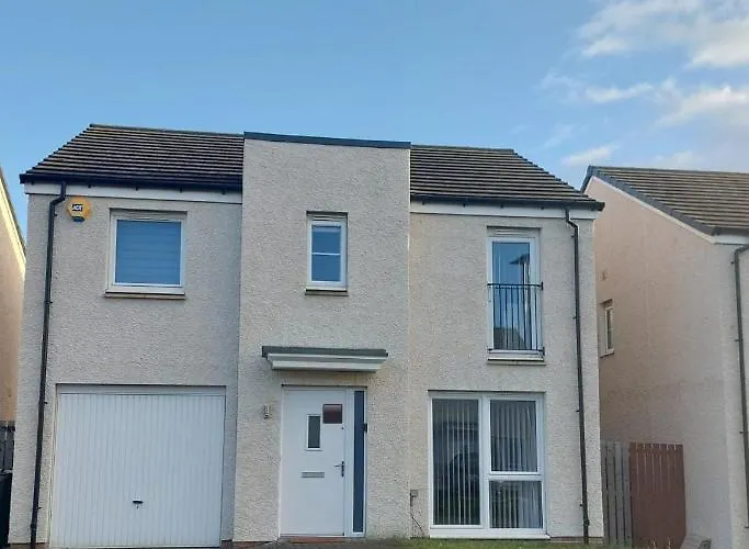 Beautiful 4-bedroom House With Private Garden & Parking