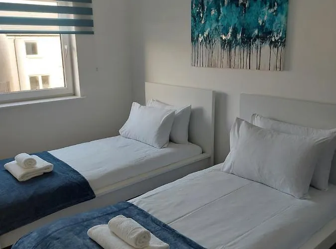 Beautiful 4-bedroom House With Private Garden & Parking