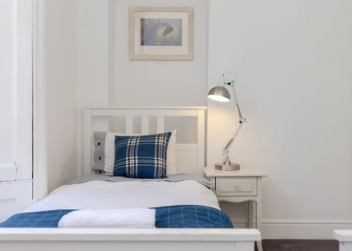 Traditional 3 Bedroom Quiet Duplex Flat By High St, Trams And Buses - Just 1-5 Miles To Centre エディンバラ