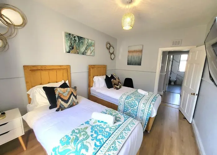 Apartment 4 Bedrooms By Sensational Short Lets & Serviced *