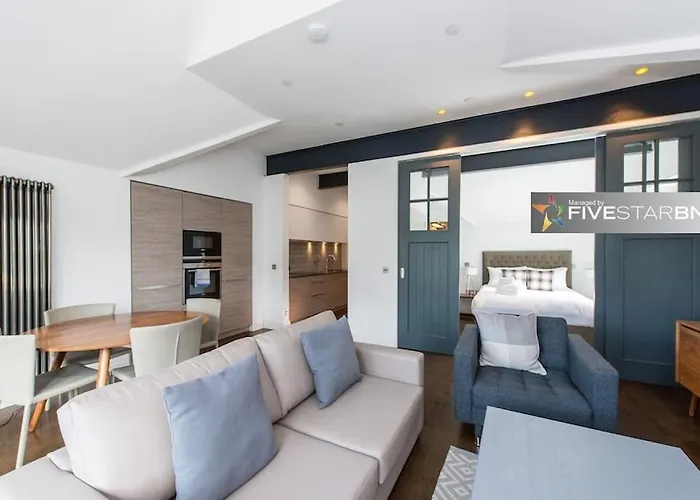 Cool Urban With Stunning Castle Views Appartamento