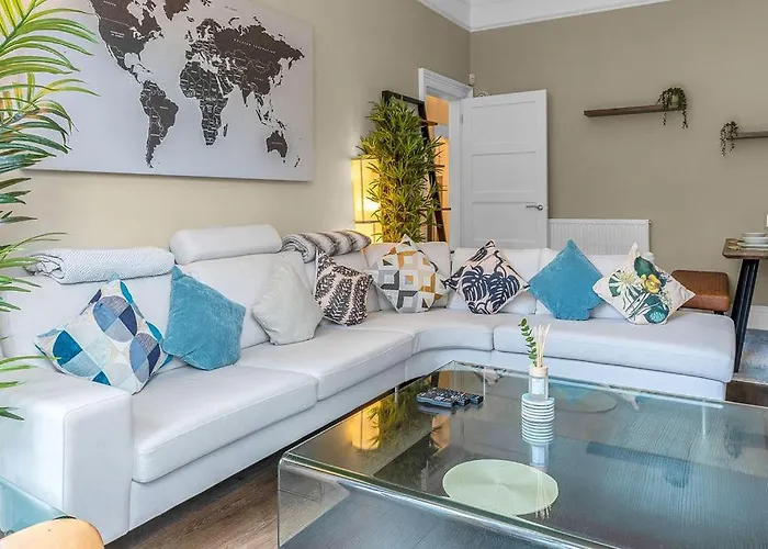 Elegant 2bed-central -by Homes Apartment *