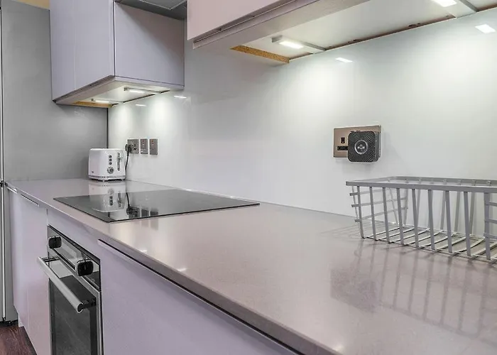 Elegant 2bed-central -by Homes *