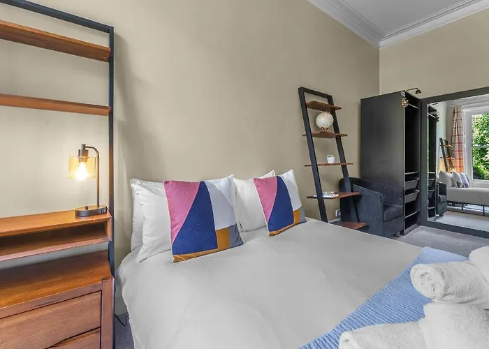 Elegant 2bed-central -by Homes Edinburgh