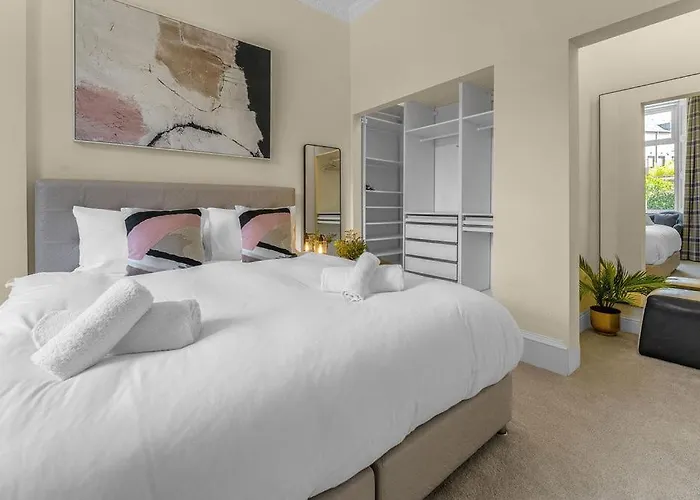Elegant 2bed-central -by Homes Apartment