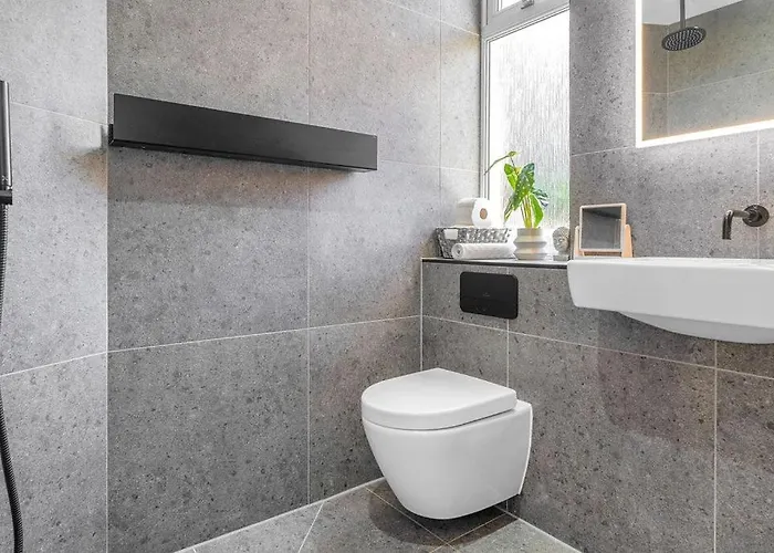 Elegant 2bed-central -by Homes Apartment