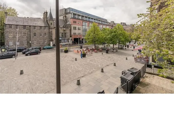 3 Bedrooms Flat In Old Town Sleeps 6 *