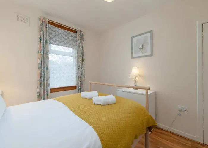 Spacious Murrayfield Flat - Pass The Keys * Edinburgh