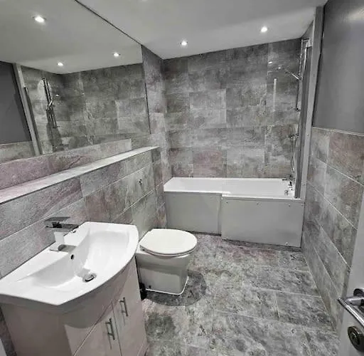 Murrayfield Stadium Basement ,murieston -3 Bed 3 Bath Daire