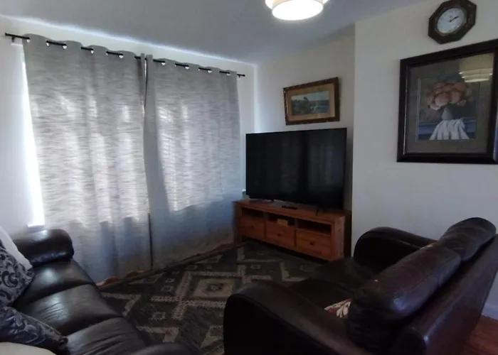 3 Bed House In - Private Parking