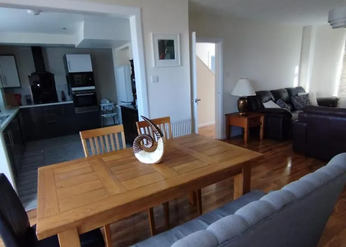 Villa 3 Bed House In - Private Parking *