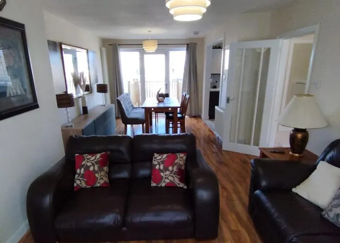 3 Bed House In - Private Parking