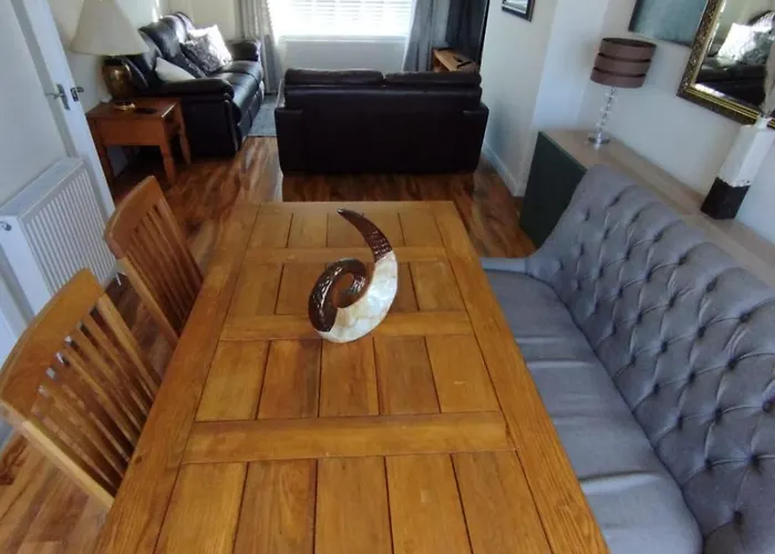 3 Bed House In - Private Parking Willa *