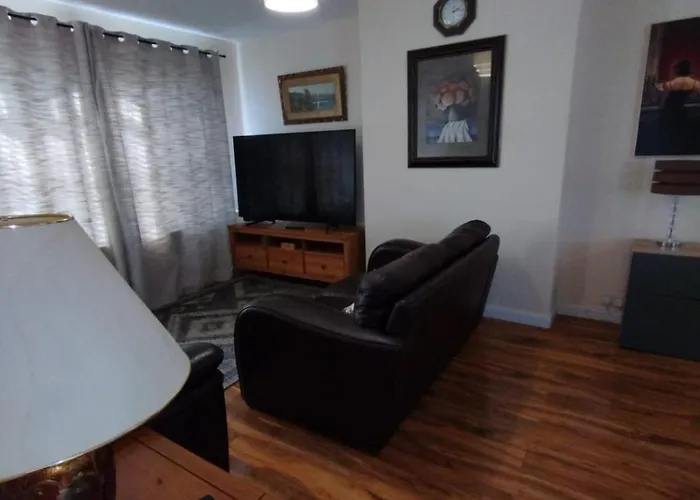 3 Bed House In - Private Parking Edynburg